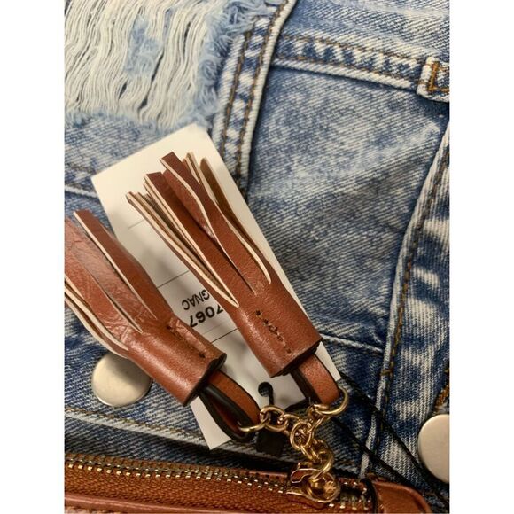 Graphic Wristlet - Picture 4 of 6